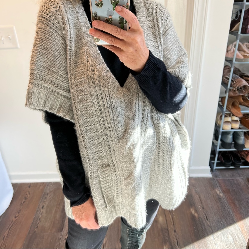 American Eagle Outfitters Gray Poncho Sweater Cableknit Cable Knit Button Size M - Picture 5 of 12
